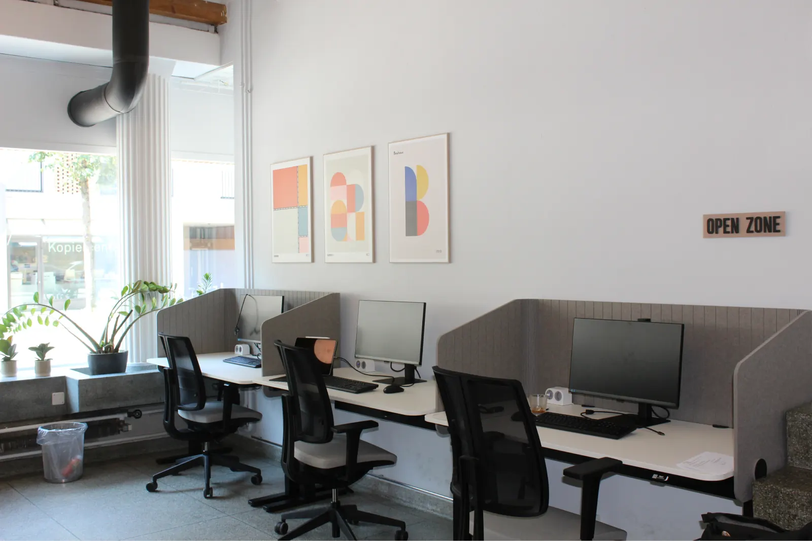 Open Zone mit Arbeitsplätzen am Schaufenster